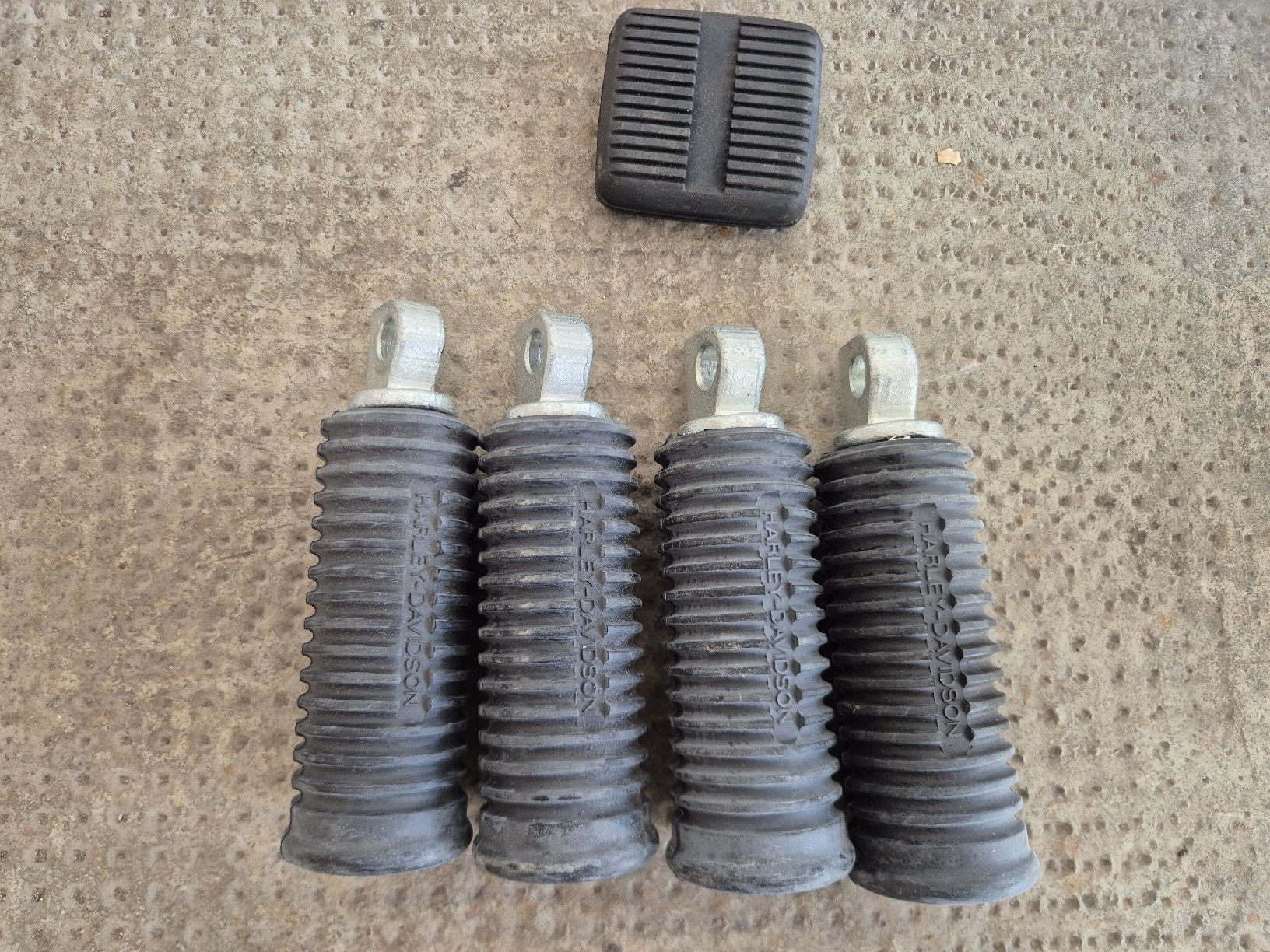 Harley-Davidson Alle Motorradersatzteile: Repose-pieds Harley-Davidson  – Neu (gemäss Beschreibung) aus Le Locle von CHEGUA 1