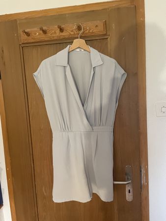 Hellblauer kurzer Jumpsuit Mango Grösse M