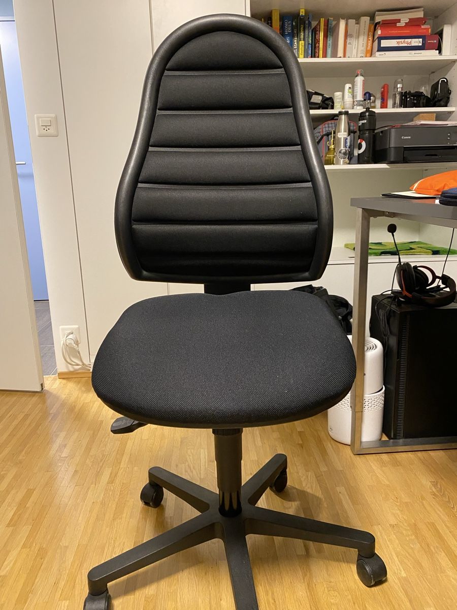 Chaises: Ergonomischer Bürostuhl mit Rollen – D'occasion à Zürich par tri_rmg2 1
