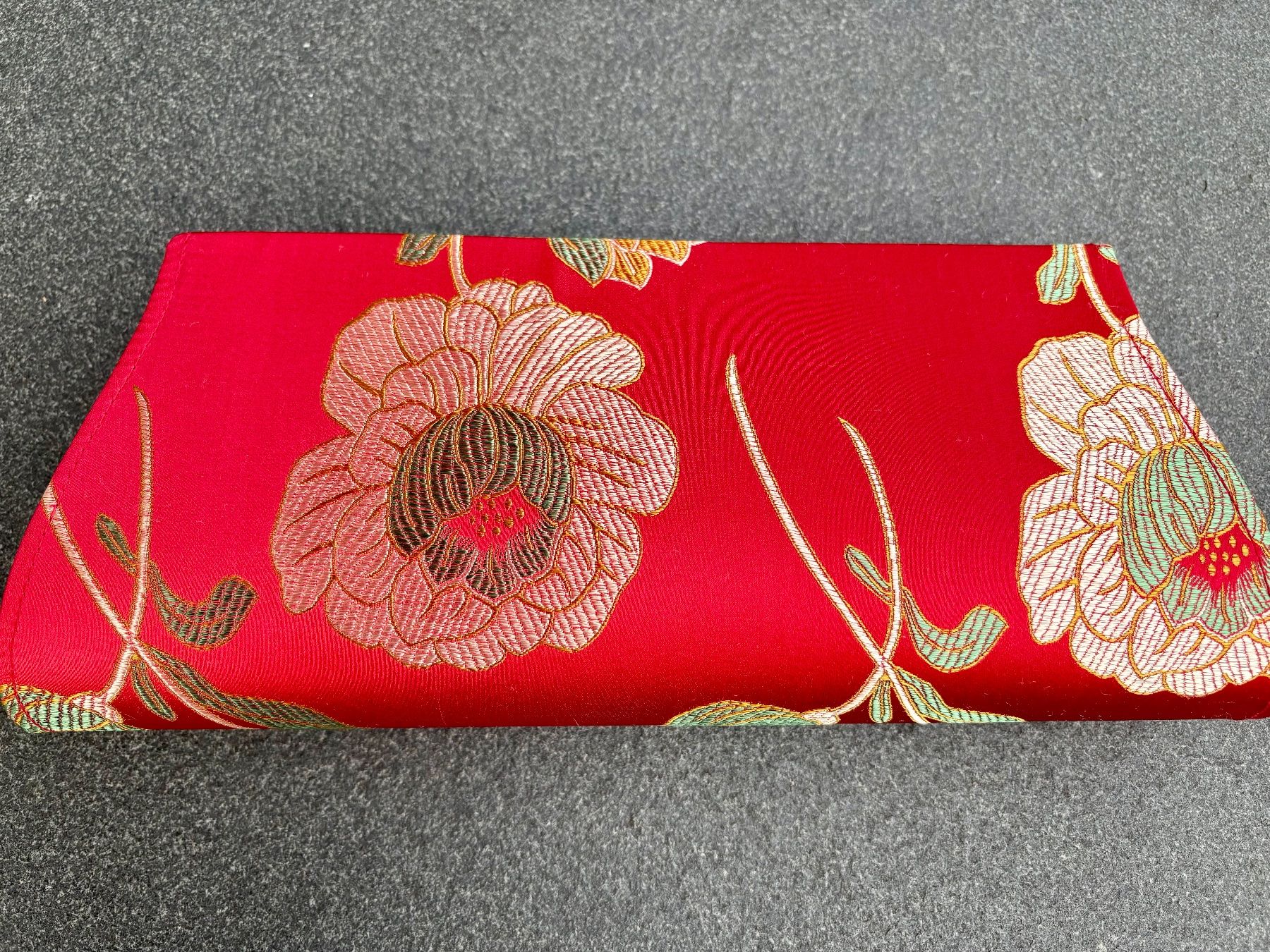 Borse da donna: Wunderschöne neue Clutch aus Seide – Nuovo (secondo la descrizione) da Uster venduto da pri_6r68 1