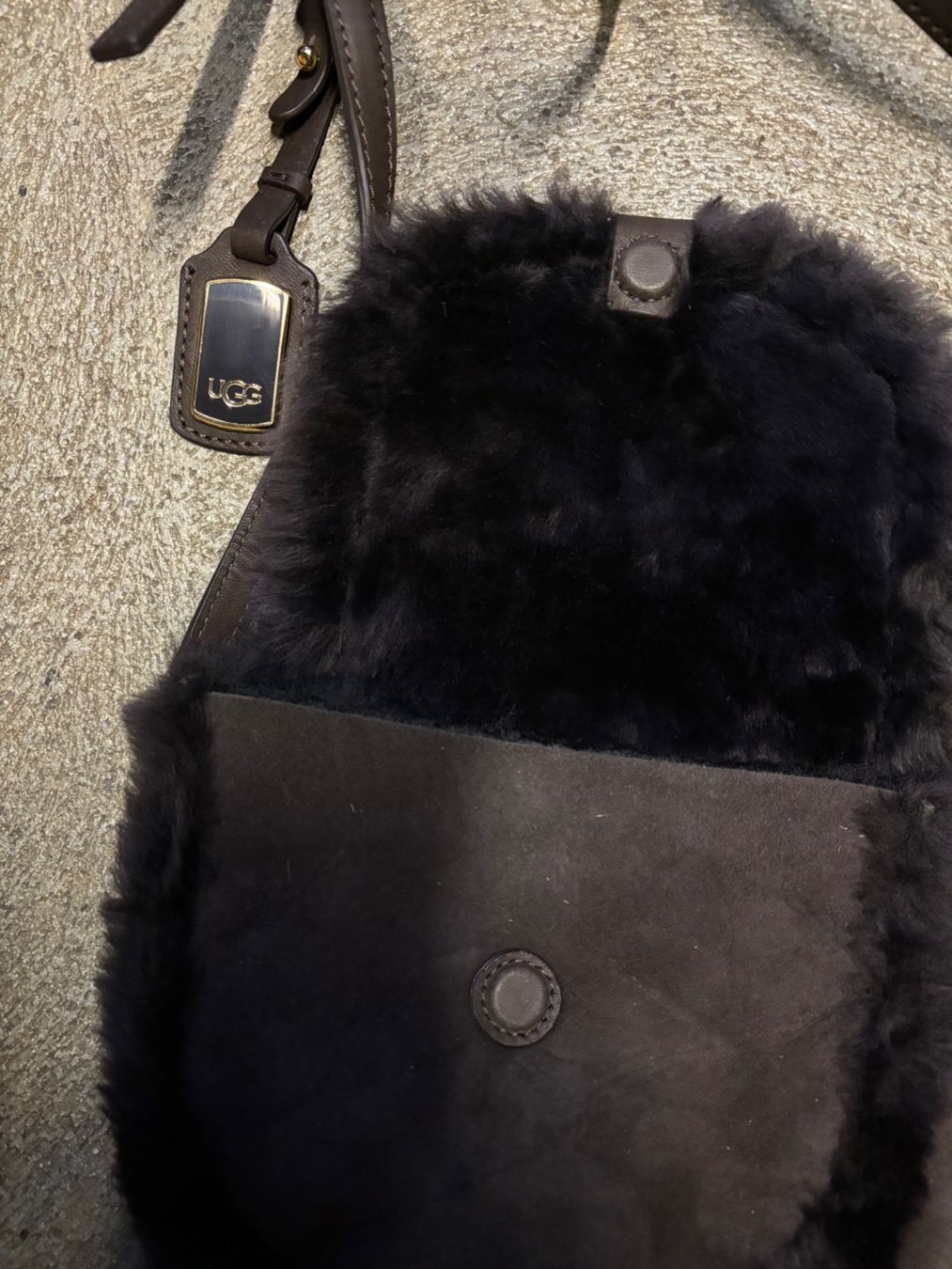 Ugg Borse da donna: Sac UGG Crossbody Chocolate – Nuovo e nell'imballaggio originale da Orbe venduto da D-stockFactory-Orbe 1