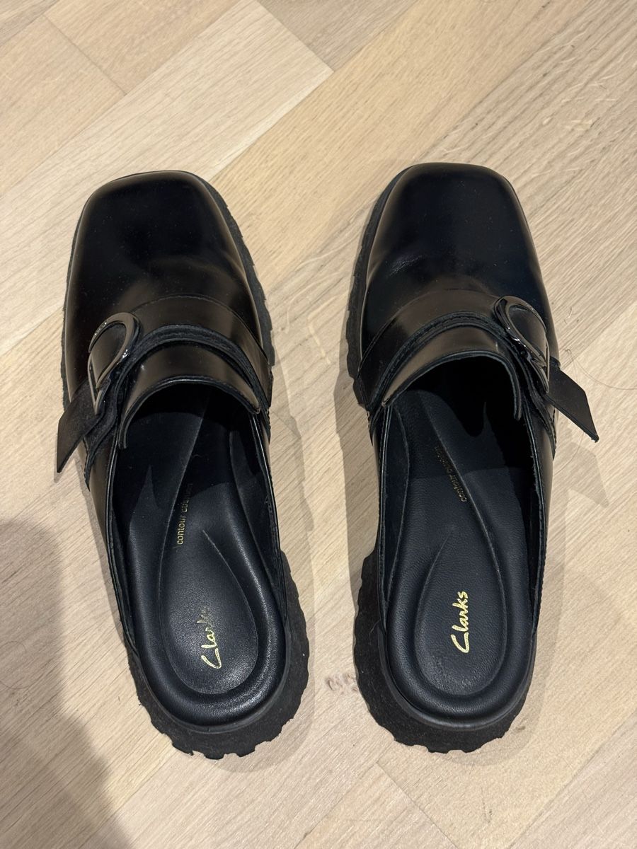 Clarks Scarpe da uomo: Clarks black leather platform mules Size 41 – Usato da Zürich venduto da ada_frolova