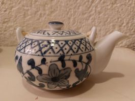Teeset Porzellan blau weiss gemustert mit Bügelgriff