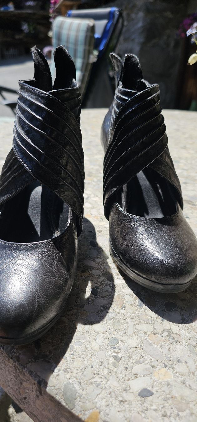 Scarpe da donna: Schwarze Leder-Damenschuhe mit Absatz, Gr. 38, elegant – Usato da Ferden venduto da jemyce 1