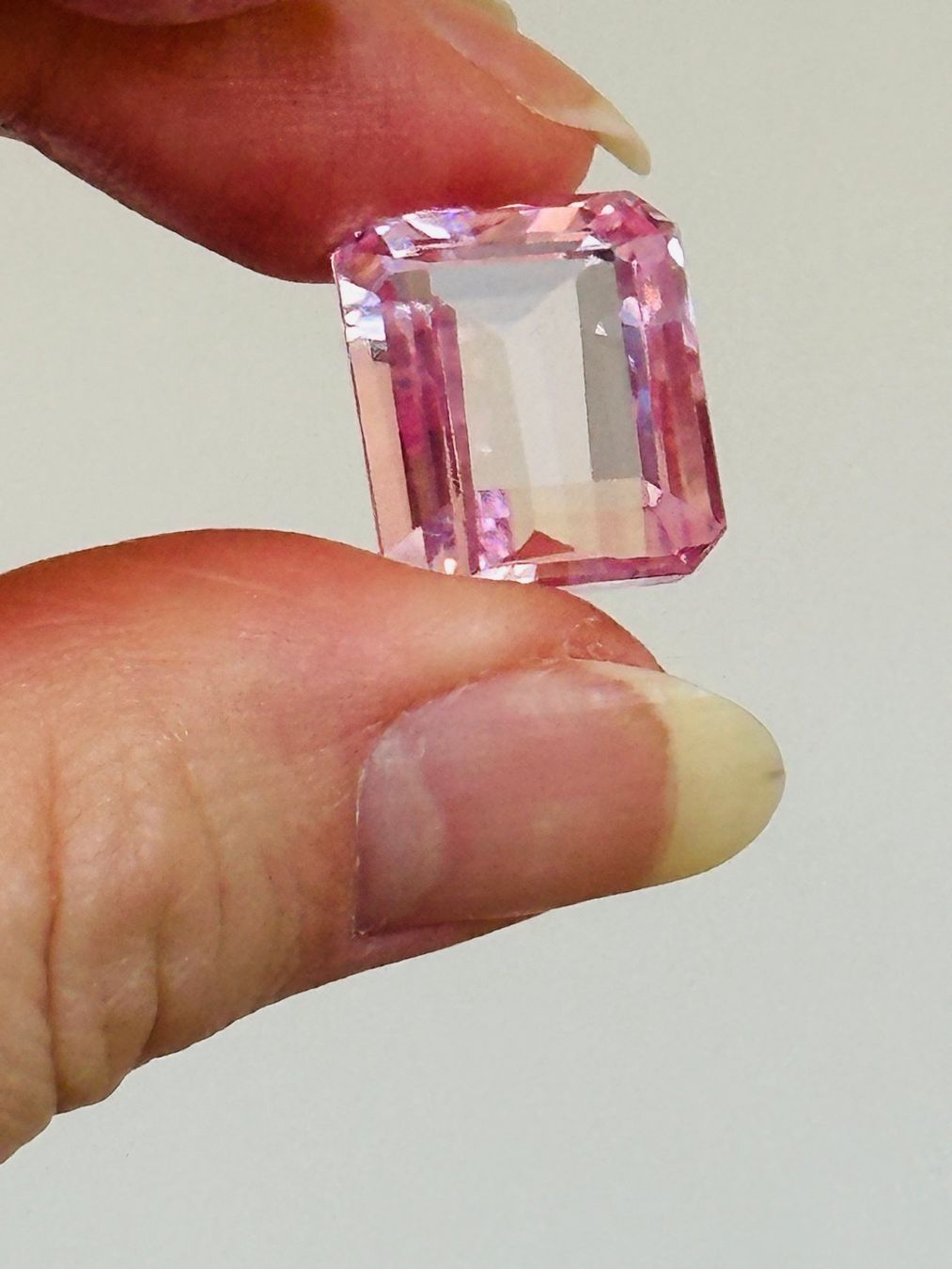 Edelsteine: 22.45 Ct Pink  Emerald Cut Dazzling Certified – Neu und originalverpackt aus Genève von AWWA 2