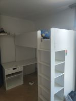 Lit à étage avec bureau et armoire intégrés