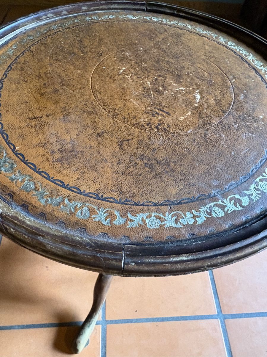 Tables: Teetischchen, leder. Table à thé ancienne cuir décoré – D'occasion à Erlenbach i. S. par yap_q8tb 7