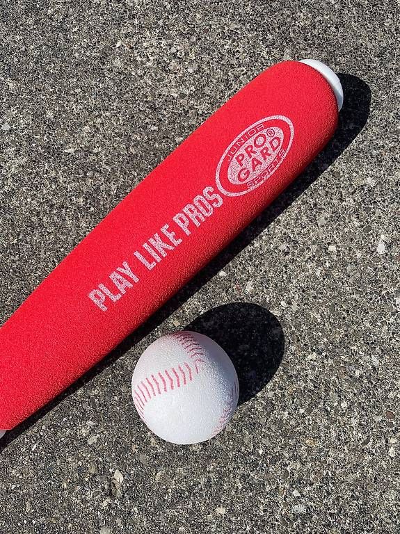 Spielzeuge: Kinder Baseballschläger und Ball – Gebraucht aus Zürich von Chratzomat 2