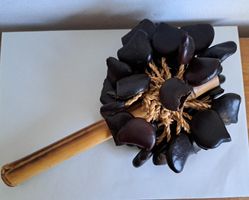 Stabrassel, Shaker, Handgemacht mit Nussschalen