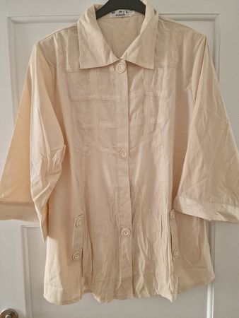 Bluse OPL L beige,wunderschön und bequem.