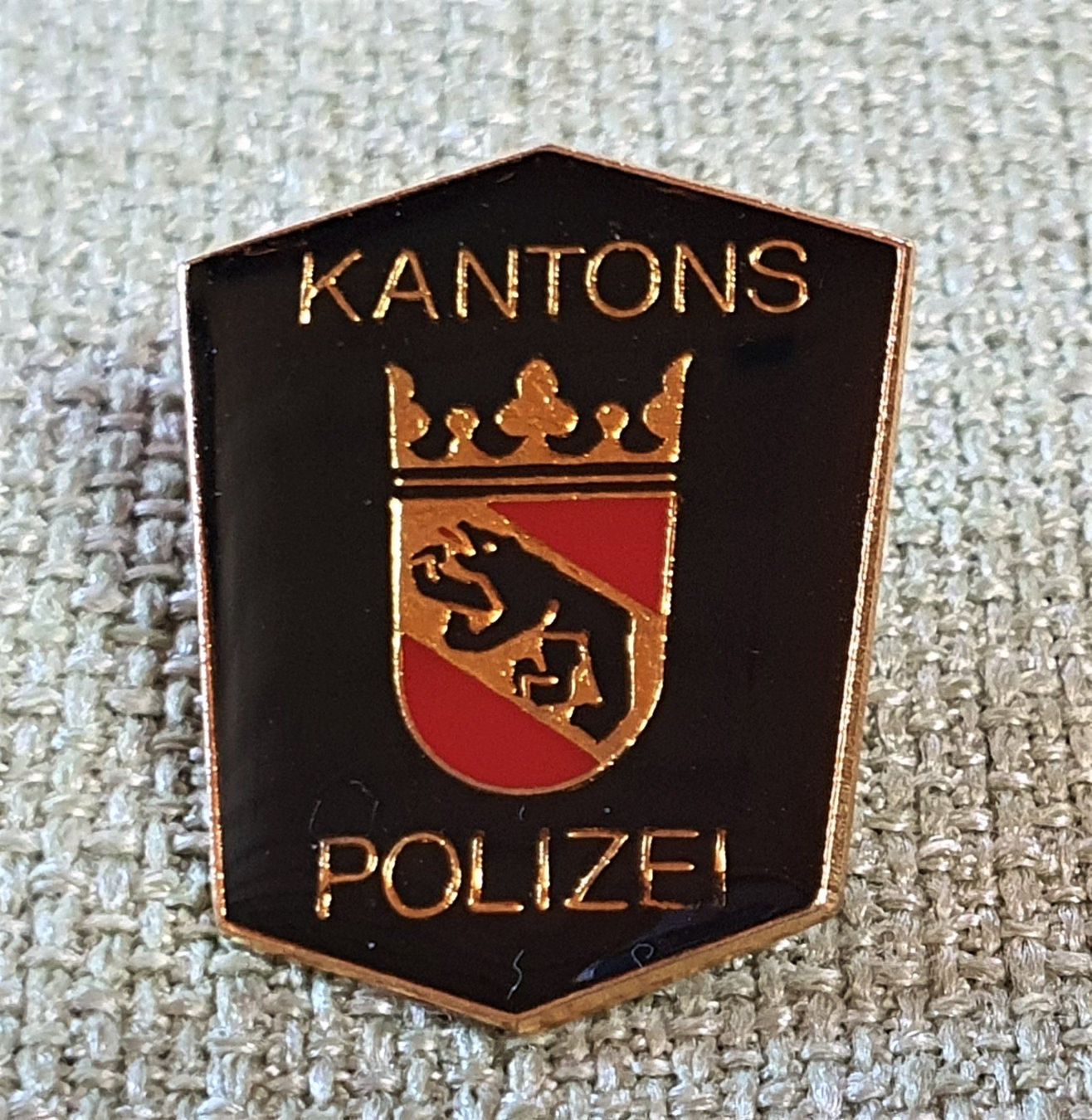 Placchette & Badge: E316 - Pin Kantons Polizei Bern Schweiz – Usato da Reinach BL venduto da Boston-Verkauf