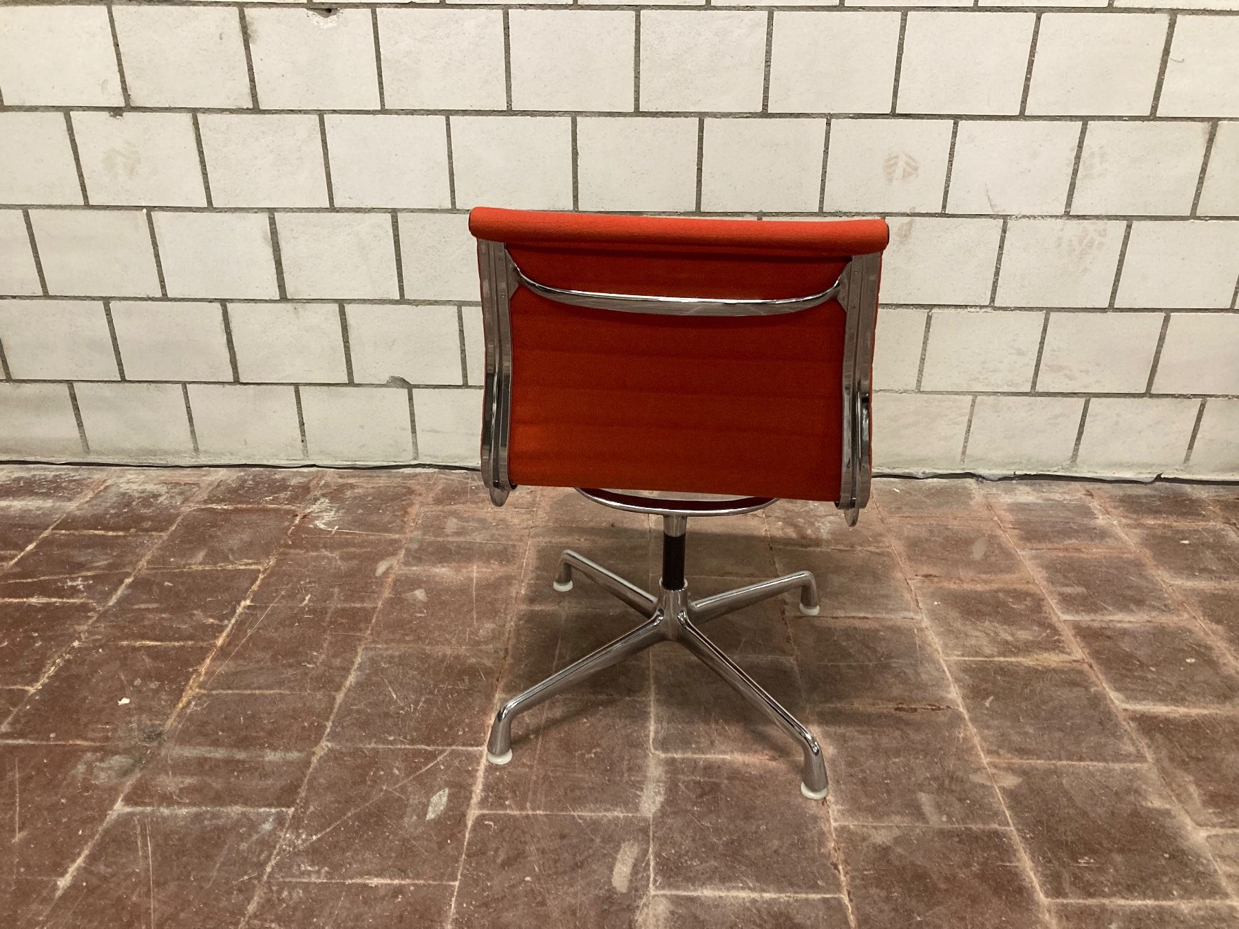 Vitra Stühle: Vitra Eames Alu Chairs EA 105, Hopsack rot – Gebraucht aus Bern von Solid 4