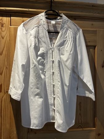 Weisse Sommerbluse mit Spitze, Grösse 40, neuwertig