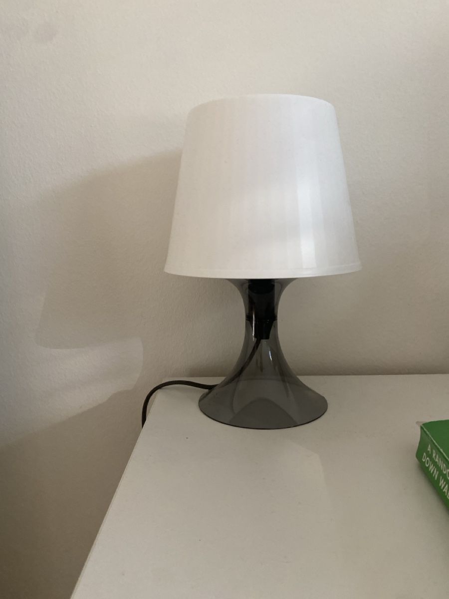 Lampen: Modern Design Lamp with Grey Base – Neu (gemäss Beschreibung) aus Münchenstein von emm_v9wv