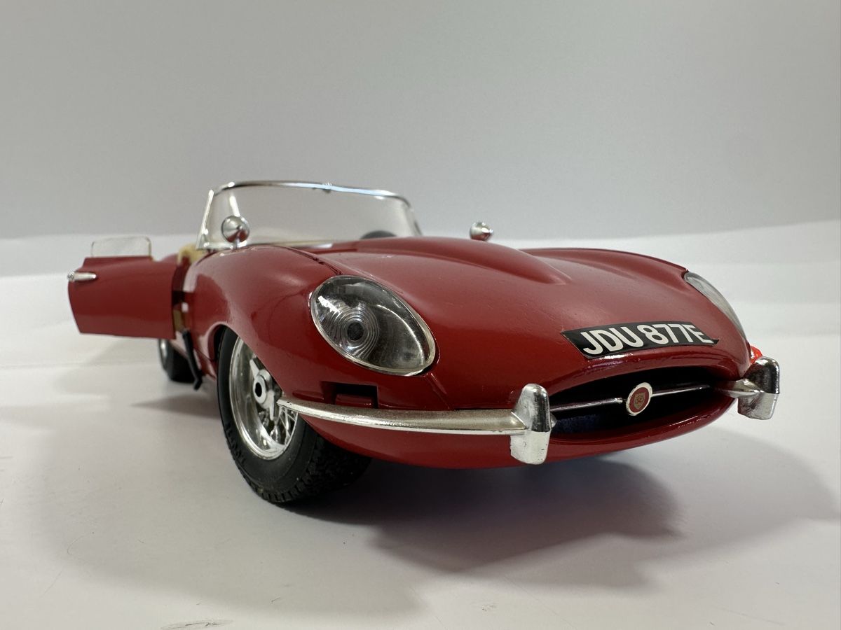 Bburago Voitures modèles: 1961 Jaguar E Type 1:18, rot, BBURAGO  – D'occasion à Zofingen par rf9_x2xt 9