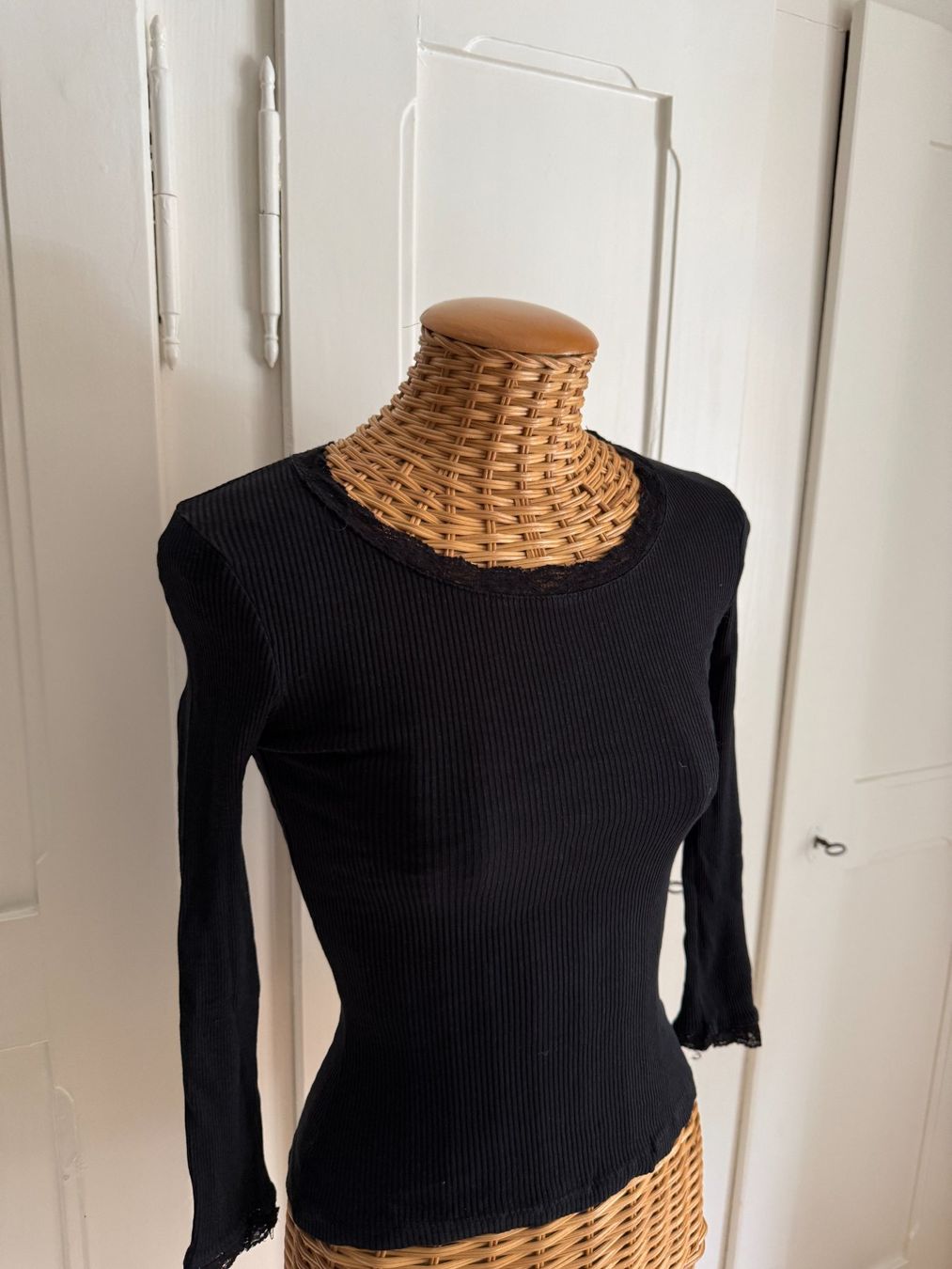 T-shirt: FISHBONE - Langarmshirt schwarz m. Spitze XS – Usato da Zürich venduto da Diazaio 1