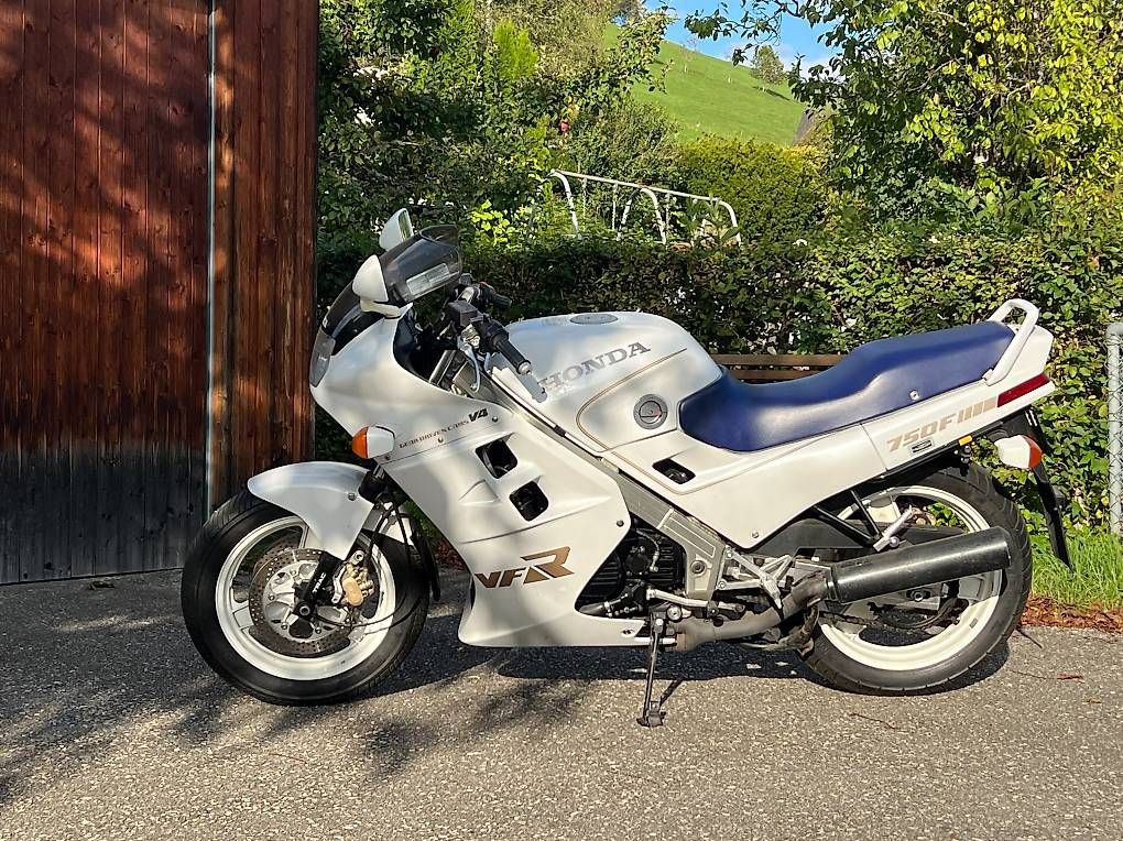 Honda Strasse: Honda VFR 750 F – Gebraucht aus Langnau i. E. von Weke2