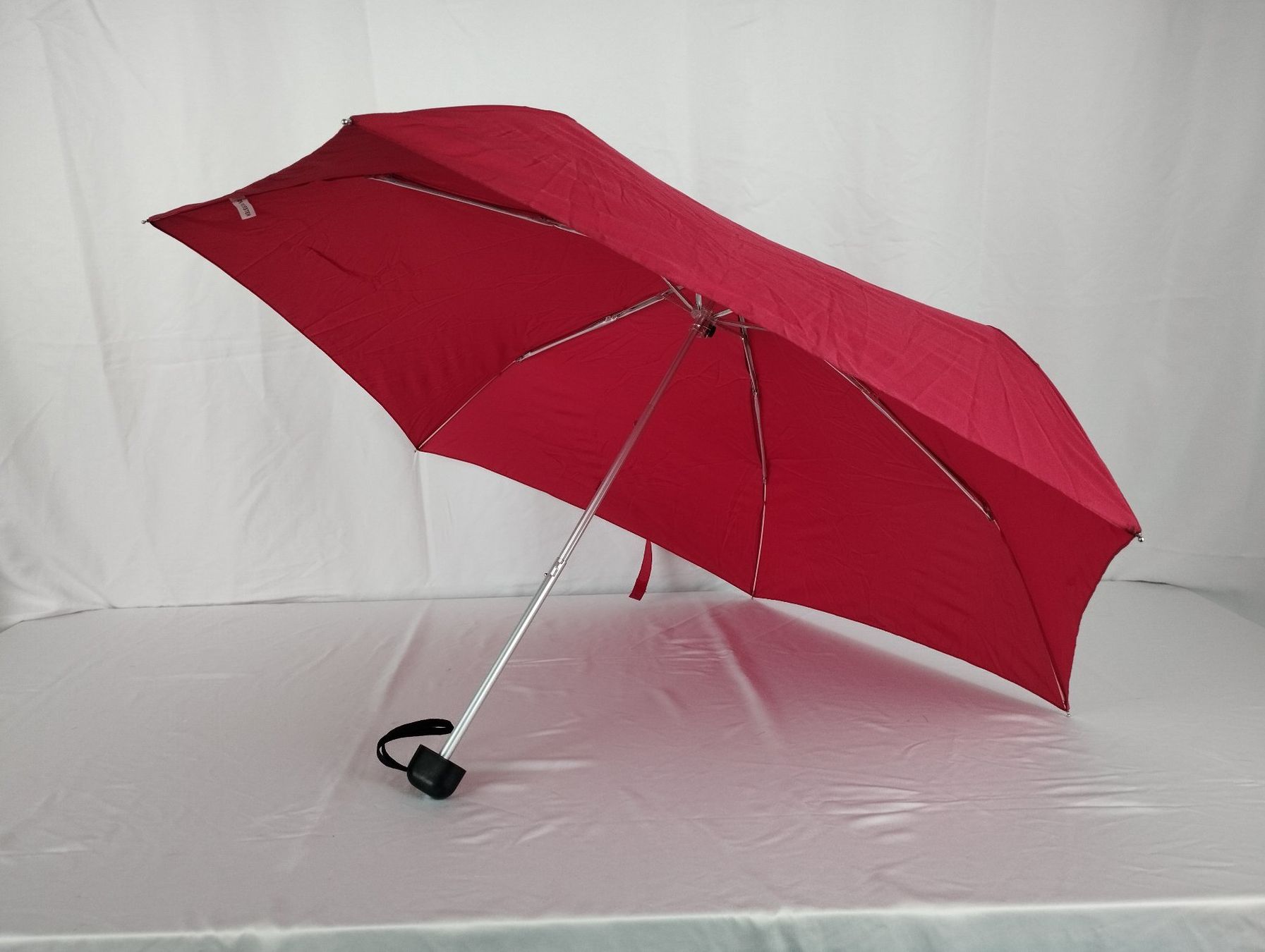 Ombrelli: GLOBUS Regenschirm rot – Usato da Schübelbach venduto da Restwert_Schubelbach 2