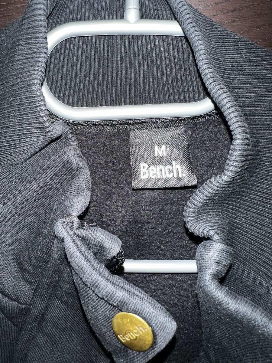 Bench Giacche: Bench Jacket: Black, hooded, perfect for cooler weather – Usato da Zürich venduto da Yuece 1