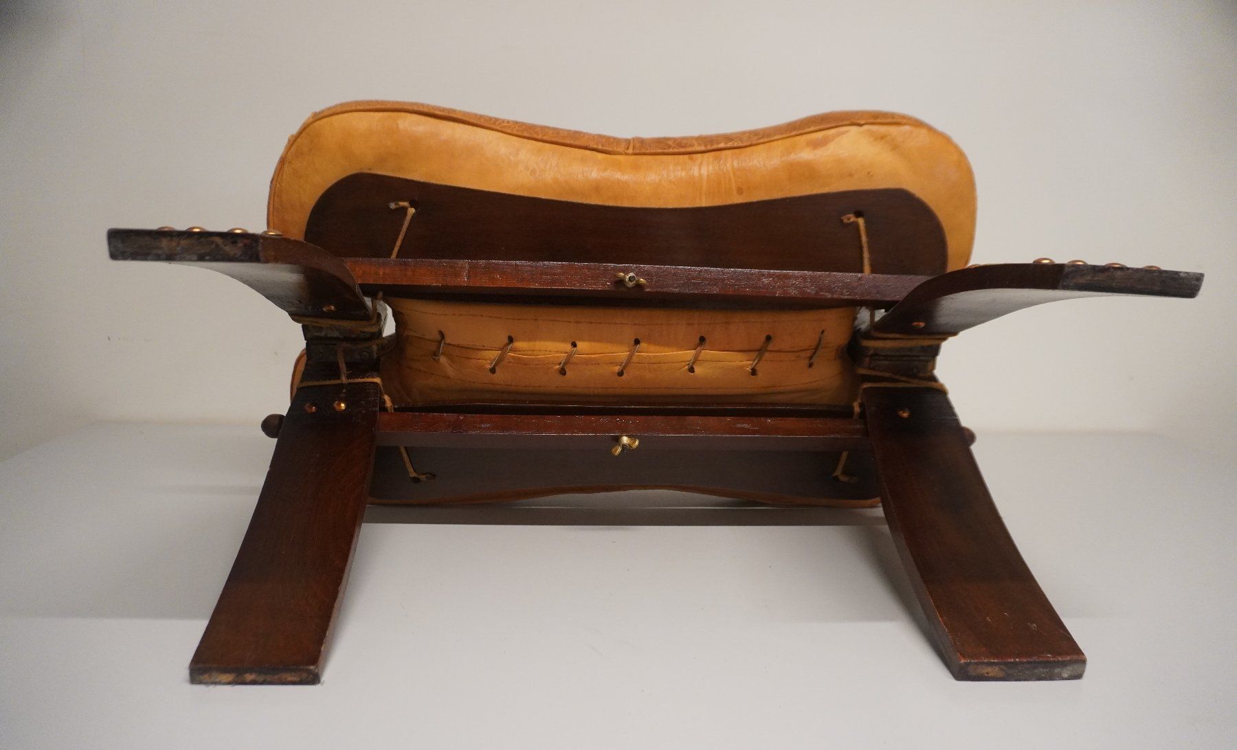 Sgabelli: Vintage Kamelhocker - Leder - Orient (MA333) – Usato da Basel venduto da B.W.B. 3