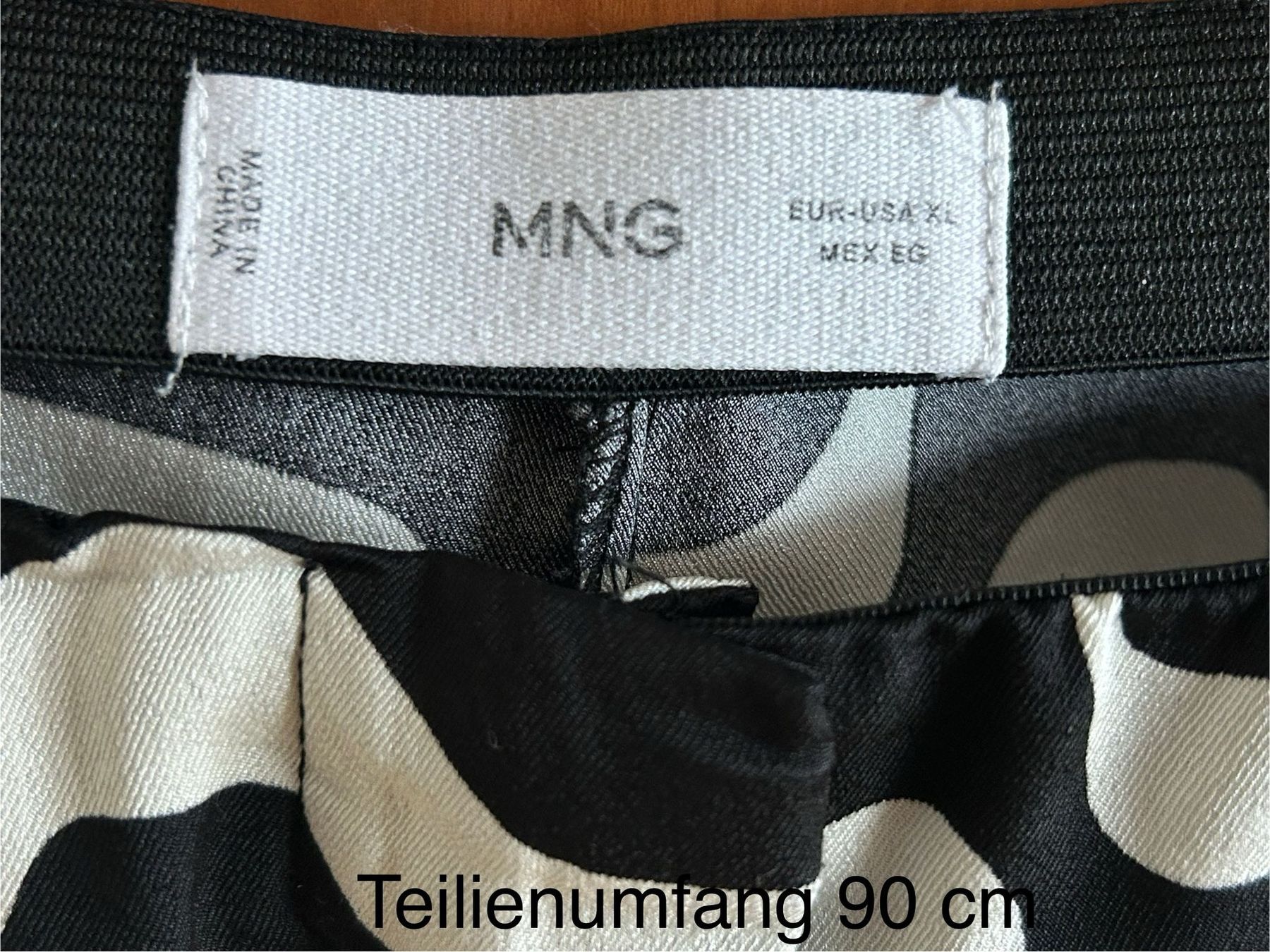 Mango Hosen: Mango Stoffhose schwarz weiss Grösse XL – Gebraucht aus Wädenswil von coconut1289 1