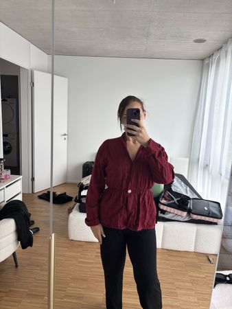 Rote Bluse mit tiefen Ausschnitt