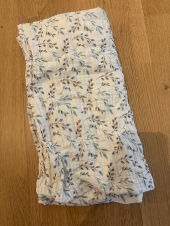 Musselin Tuch weiss mit Blättermuster, Stillschal