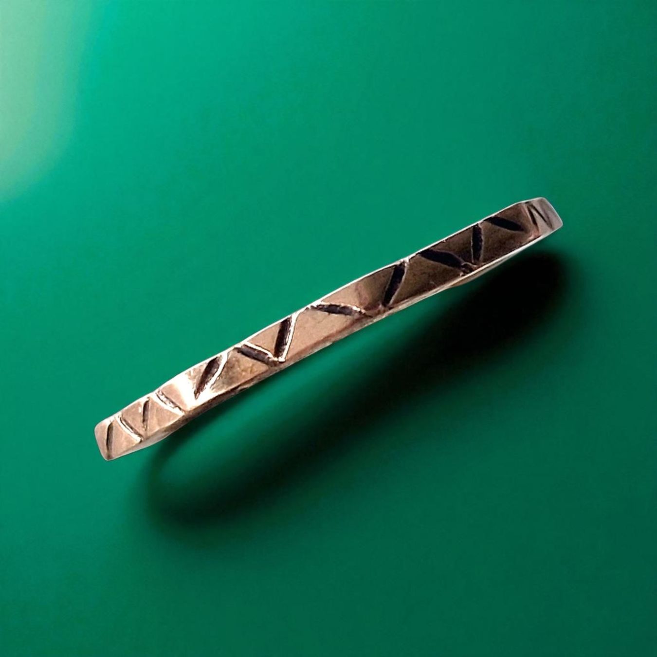 Anelli: Schmaler Achteck-Ring, Bronze geschnitzt, Grösse 55 – Nuovo e nell'imballaggio originale da Aarau venduto da Schmuckhoehle_MD 9