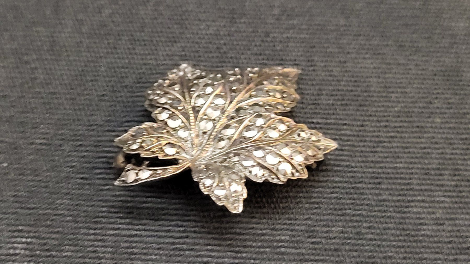 Broches & Aiguilles: Silber-Brosche AHORNBLATT mit Markasiten – D'occasion à Basel par spinne02 3