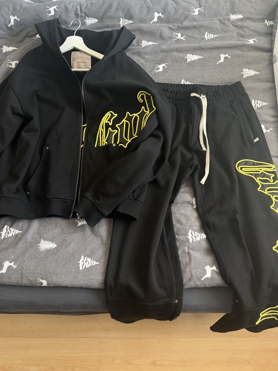Kleiderpakete: Track suit Set – Gebraucht aus Steinhausen von iru_qy79
