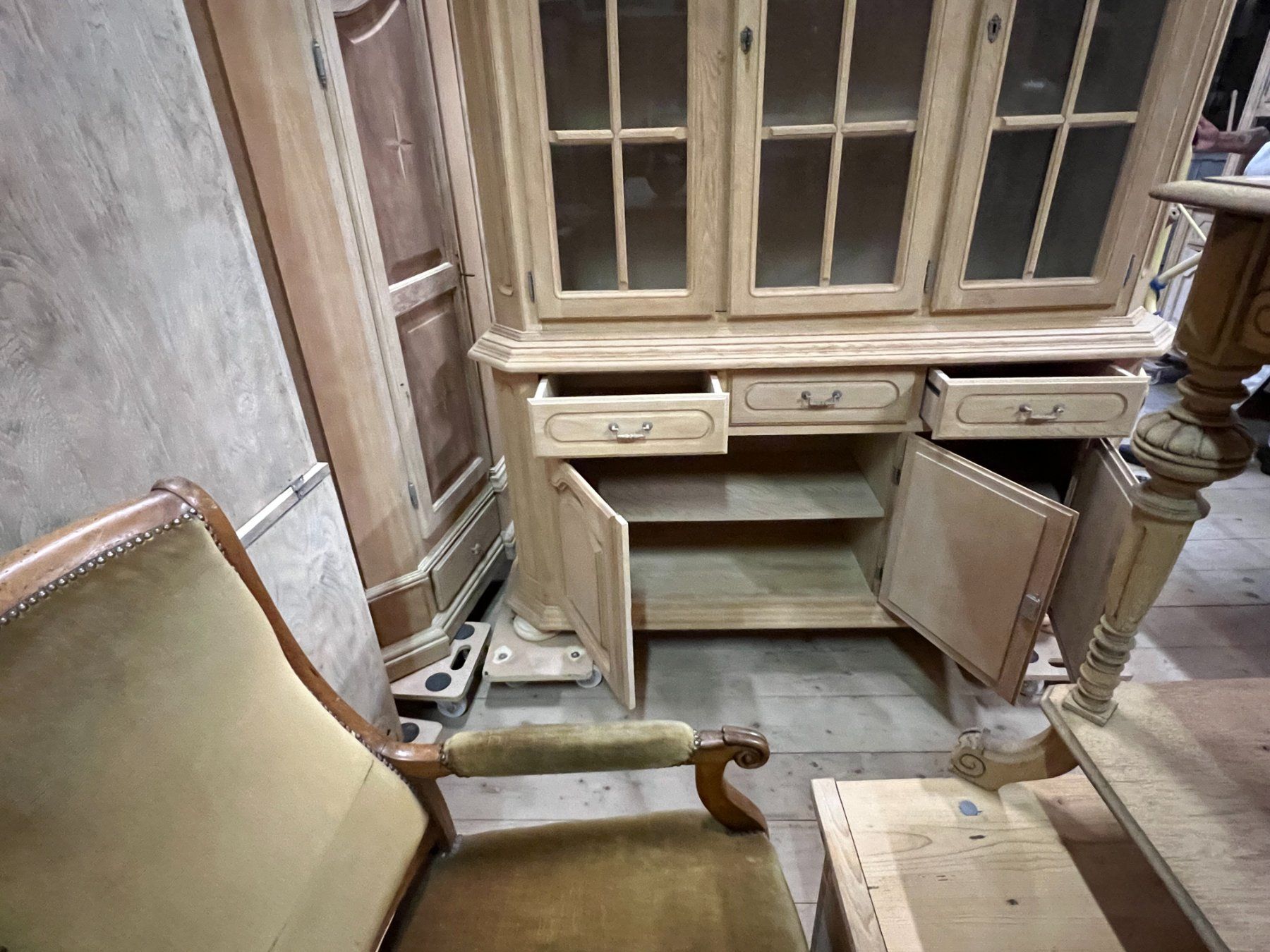 Credenze: ART 1137-L Buffet vitrée chêne sablé – Usato da Pont-La-Ville venduto da BCMGLEAL 2