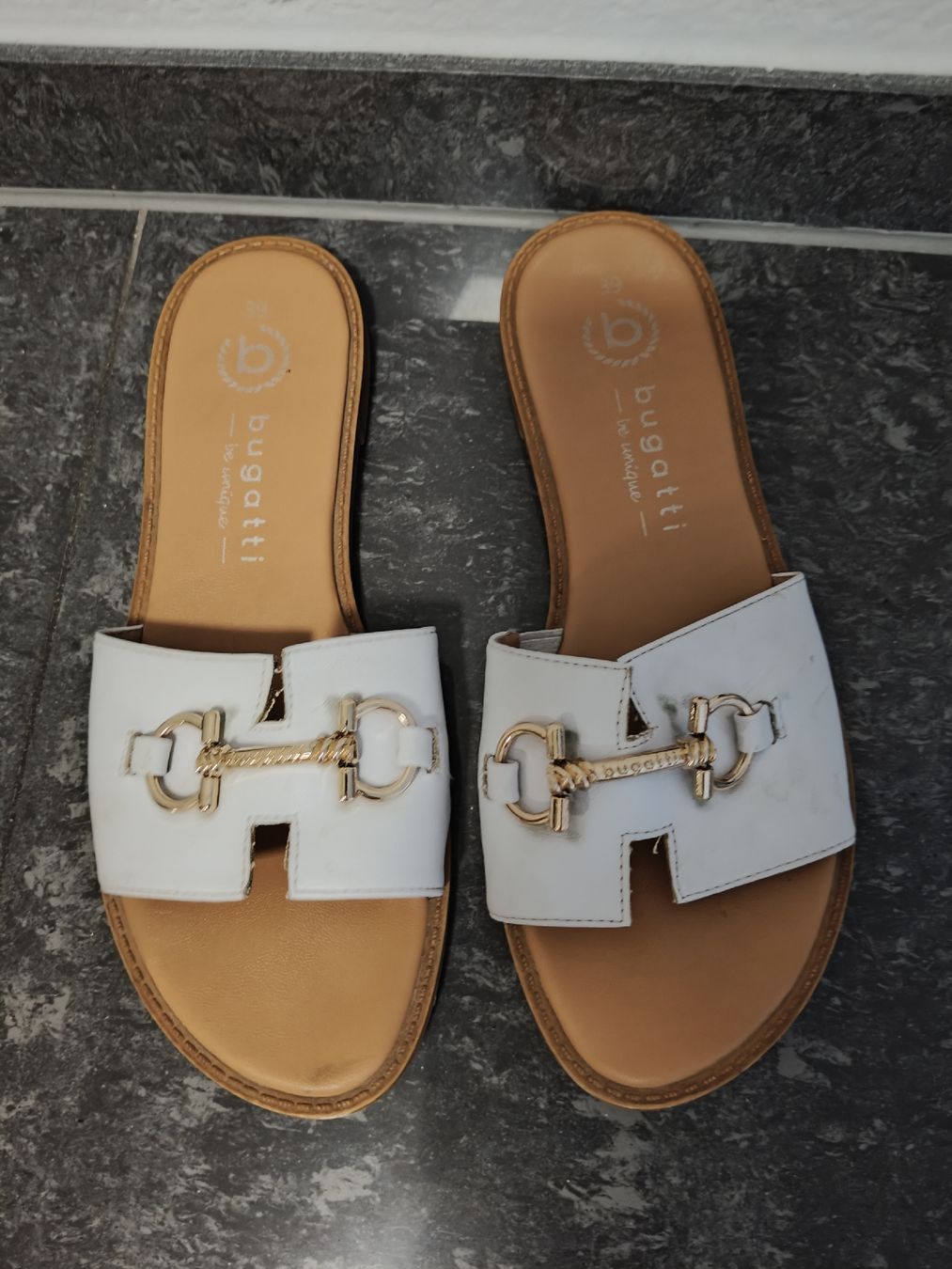 Bugatti Scarpe da donna: Sandales Bugatti blanches, pointure 39 – Usato da Oberburg venduto da Ines2019