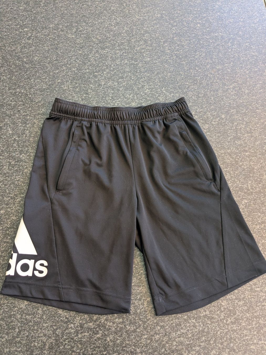 Adidas Hosen: ADIDAS Shorts Unisex Grösse 152 – Gebraucht aus Winterthur von juve1972