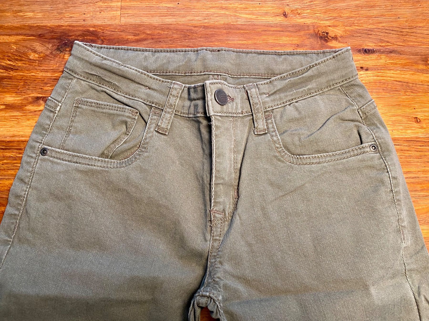 Pantaloni: lässige Shorts Gr. 146 – Usato da Buchrain venduto da Sunny026 1
