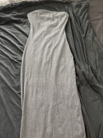Graues, geripptes Sommerkleid mit Schlitz - Neu!