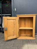Hübsche kleine Holzkommode (Altholz) 