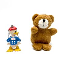 Schlüsselanhänger Donald Duck (Plastik) und Bär (Plüsch)