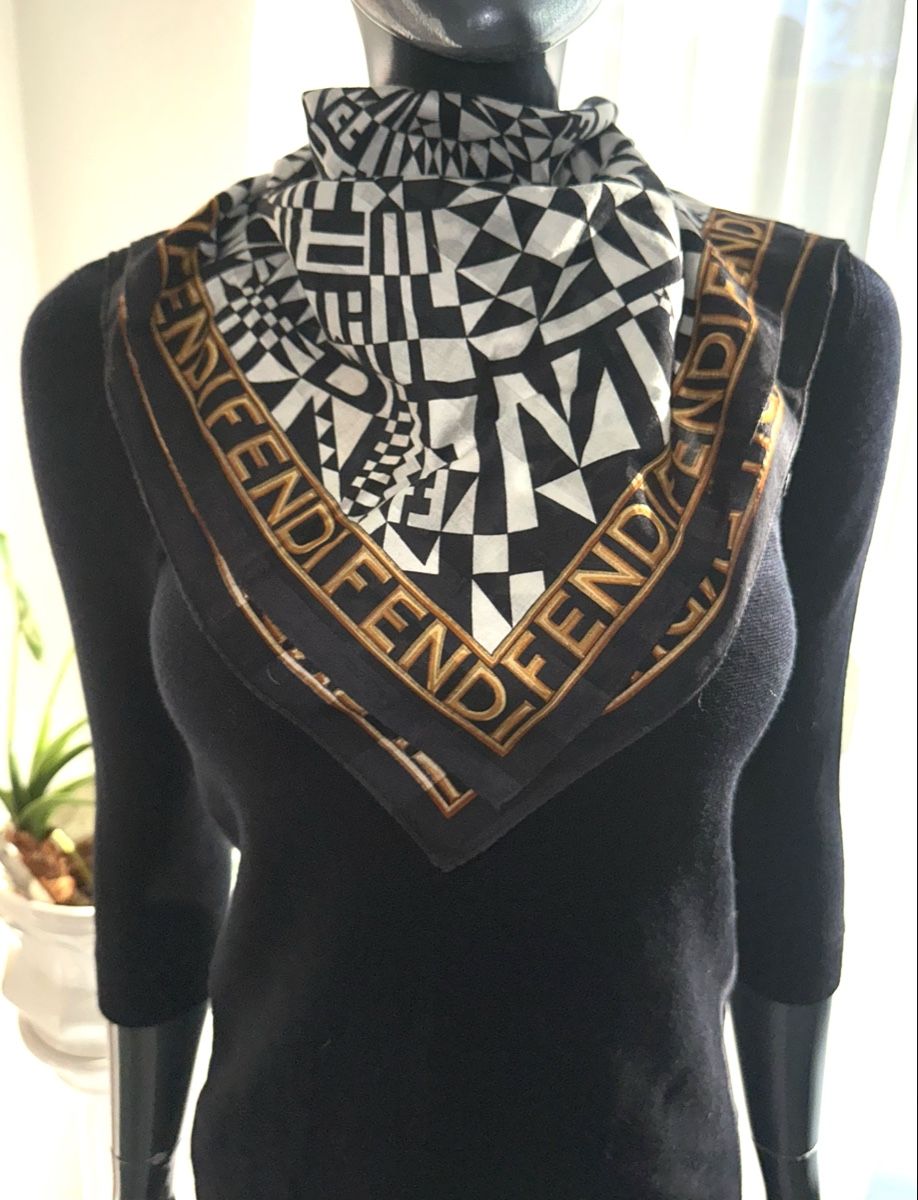 Fendi Foulard & Sciarpe: FENDI MONOGRAMM FOULARD – Usato da Unteraegeri venduto da MH203