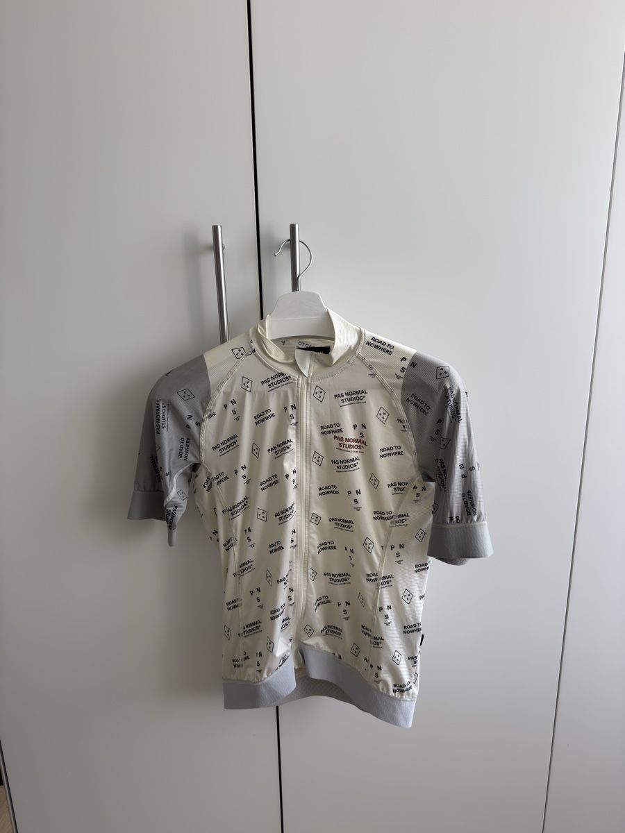 Pas Normal Studios Leibchen & Hosen: Radtrikot Pas Normal Studios Grösse L – Gebraucht aus Hombrechtikon von Sven_Gerber