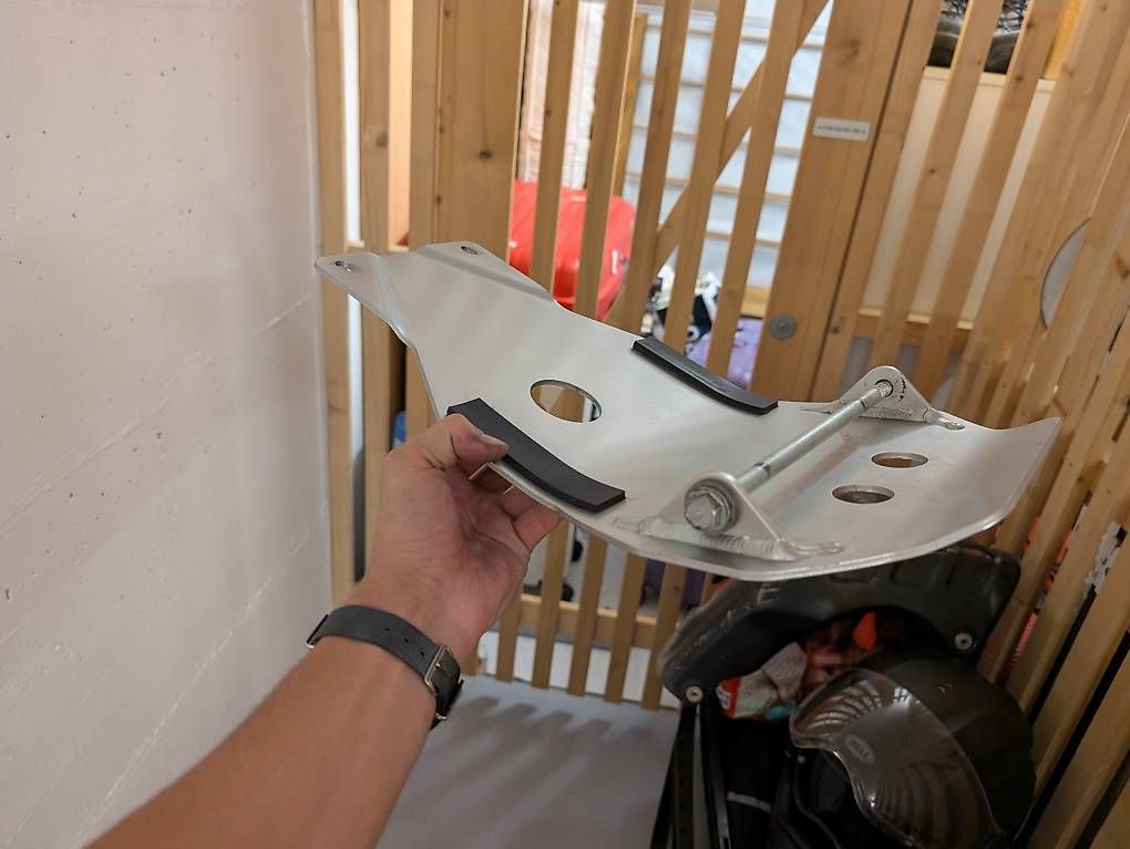 Tutti i ricambio per moto: SUZUKI DR650 BASHPLATE – Usato da Zürich venduto da gion_s