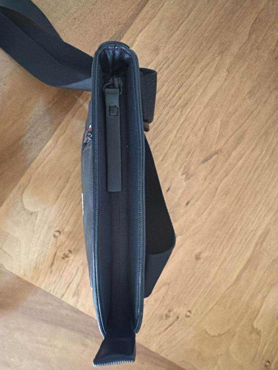 Tommy Hilfiger Taschen: Hilfiger Herrentasche neuwertig – Gebraucht aus Hölstein von cla_zt5w 3