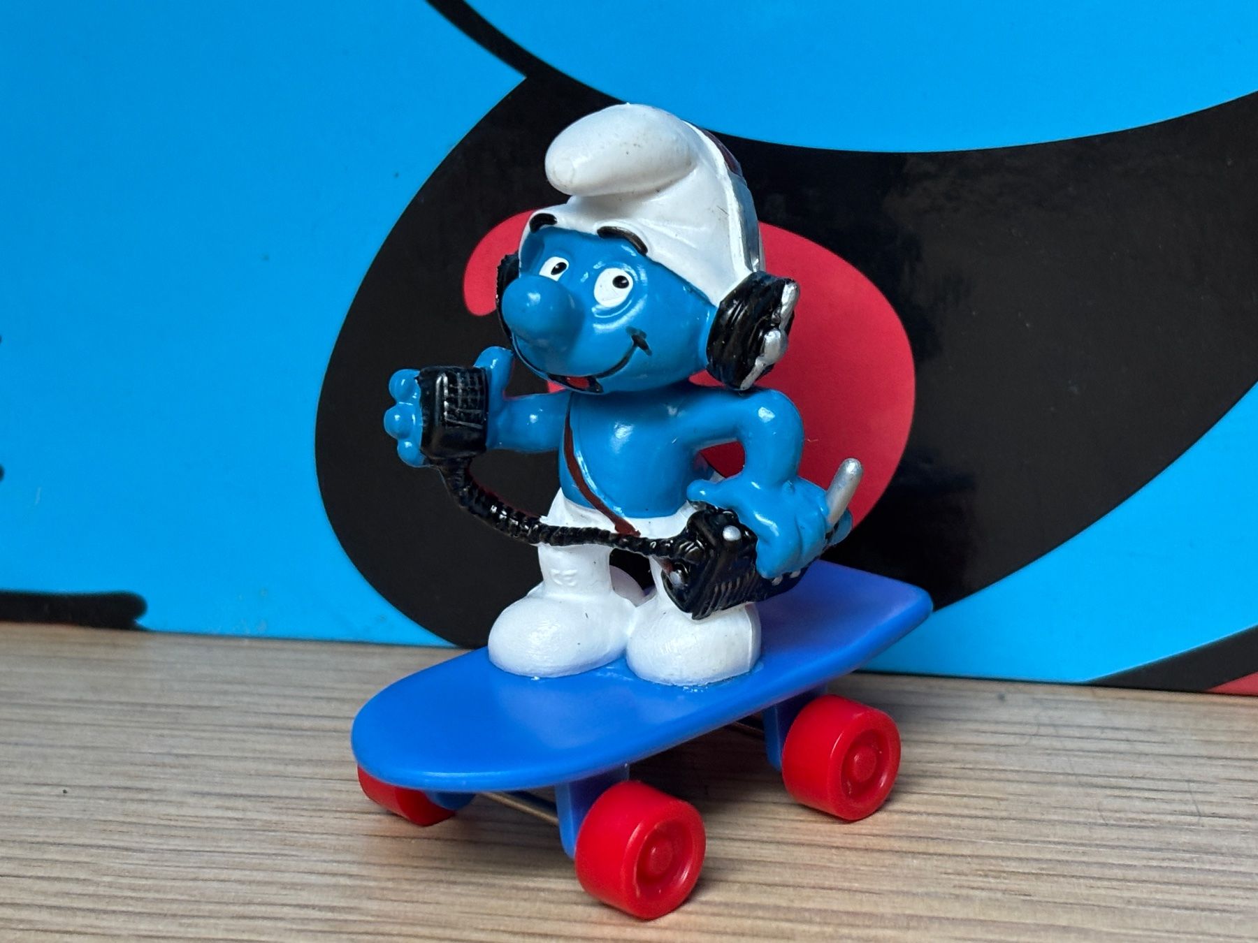 Schleich Figuren: CB-Funker Schlumpf auf Skateboard – Gebraucht aus Lyss von Duckszone