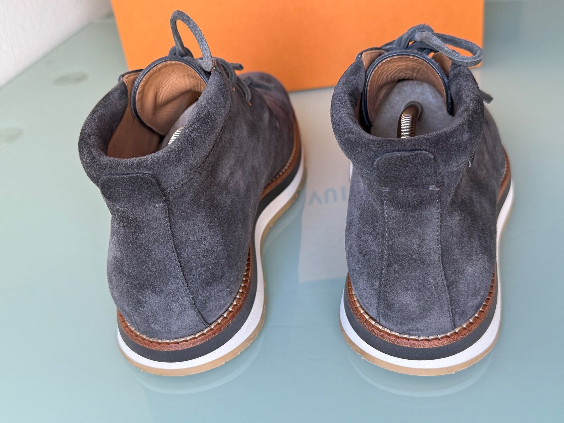 Louis Vuitton Herrenschuhe: LOUIS VUITTON Chukka Wingtip GrauWildleder Stiefel Boot 43.5 – Gebraucht aus Kreuzlingen von kruezbiz 7