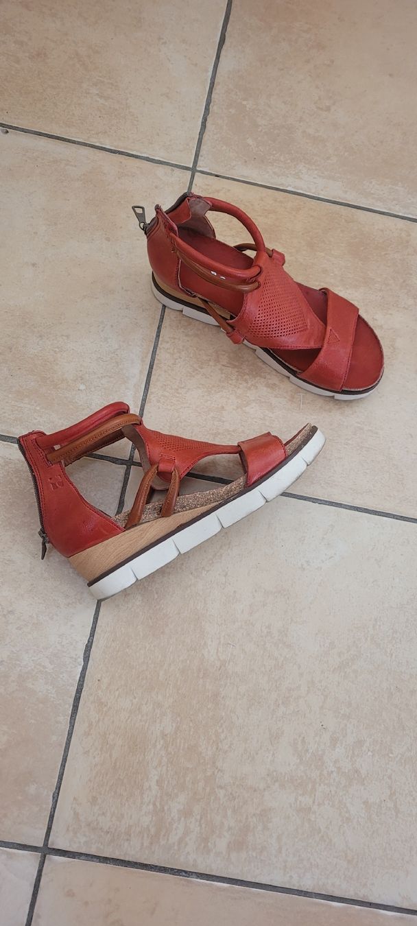 Scarpe da donna: Sandale cuir rouge 38 – Usato da Echallens venduto da frimousse2008 1