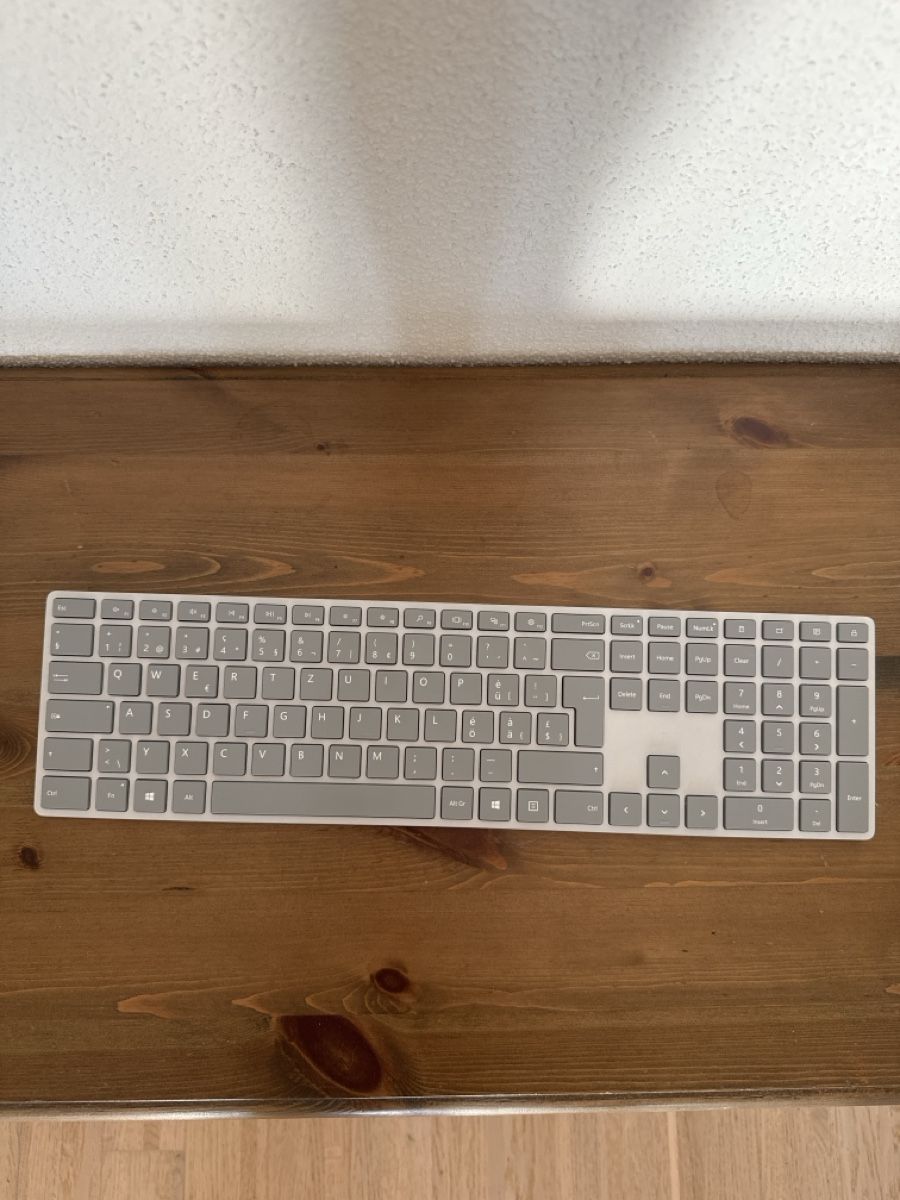 Microsoft Tastaturen: Microsoft Surface Tastatur CH Layout – Gebraucht aus Dietikon von Steinoliver