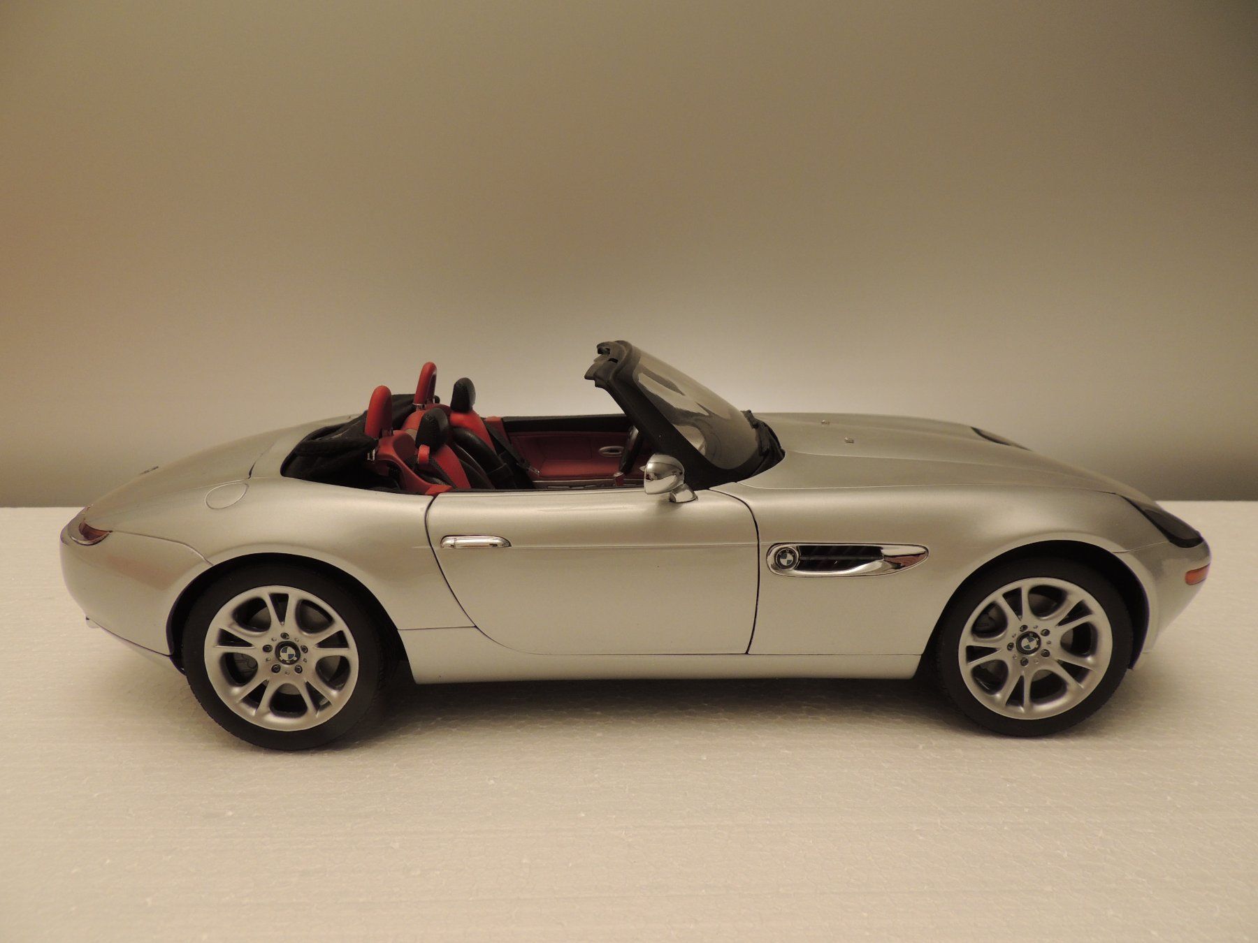 Kyosho Modellini d'auto: Kyosho BMW Z8 silber 1:12 – Nuovo e nell'imballaggio originale da Corminboeuf venduto da corbay 2