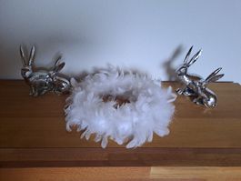 Osterdekoration  Sitzhasen silber und Federkranz weiss, Set