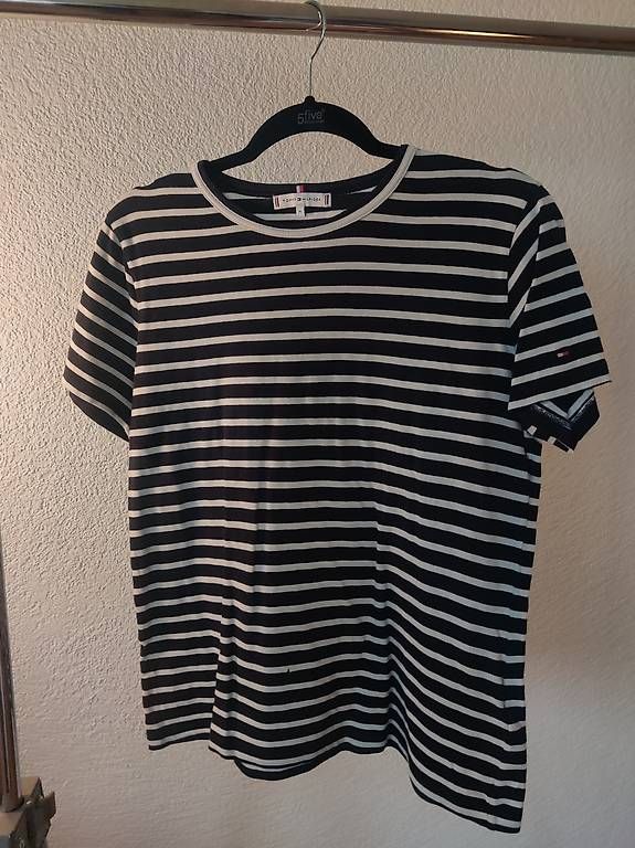 T-Shirts: T-shirt Tommy Hilfiger taille M  – Gebraucht aus Fribourg von cou_v62j