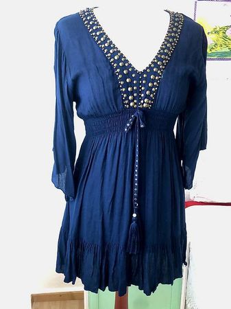 Dunkelblaues Königsblaues Kleid mit Nieten besetzt