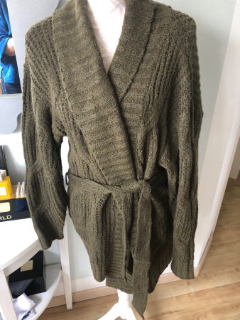 Warmer Strickmantel in Olivgrün, Grösse 44/46 - Top Zustand!